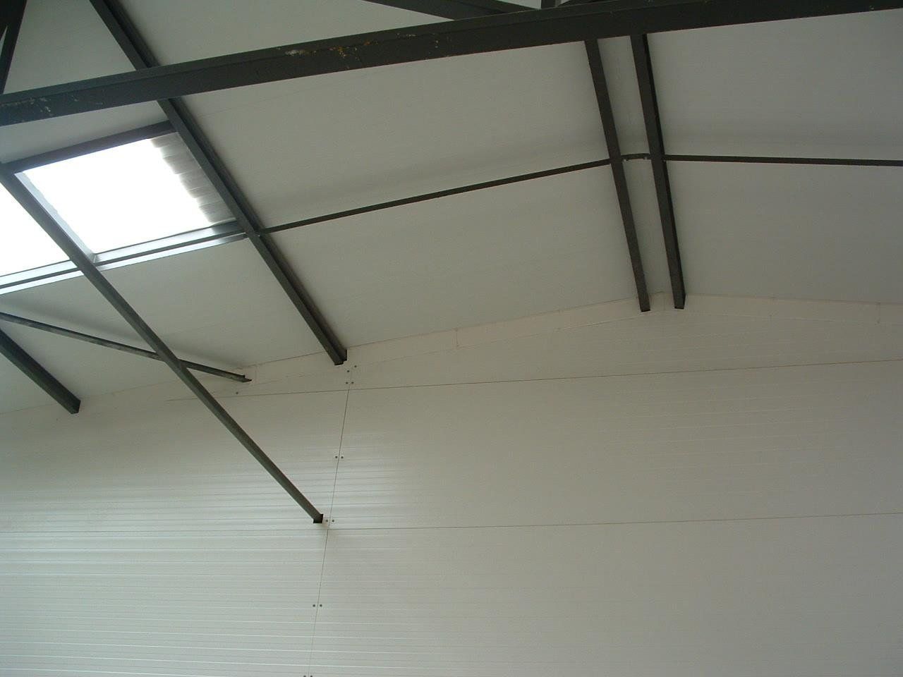Vue intérieure de la charpente métallique