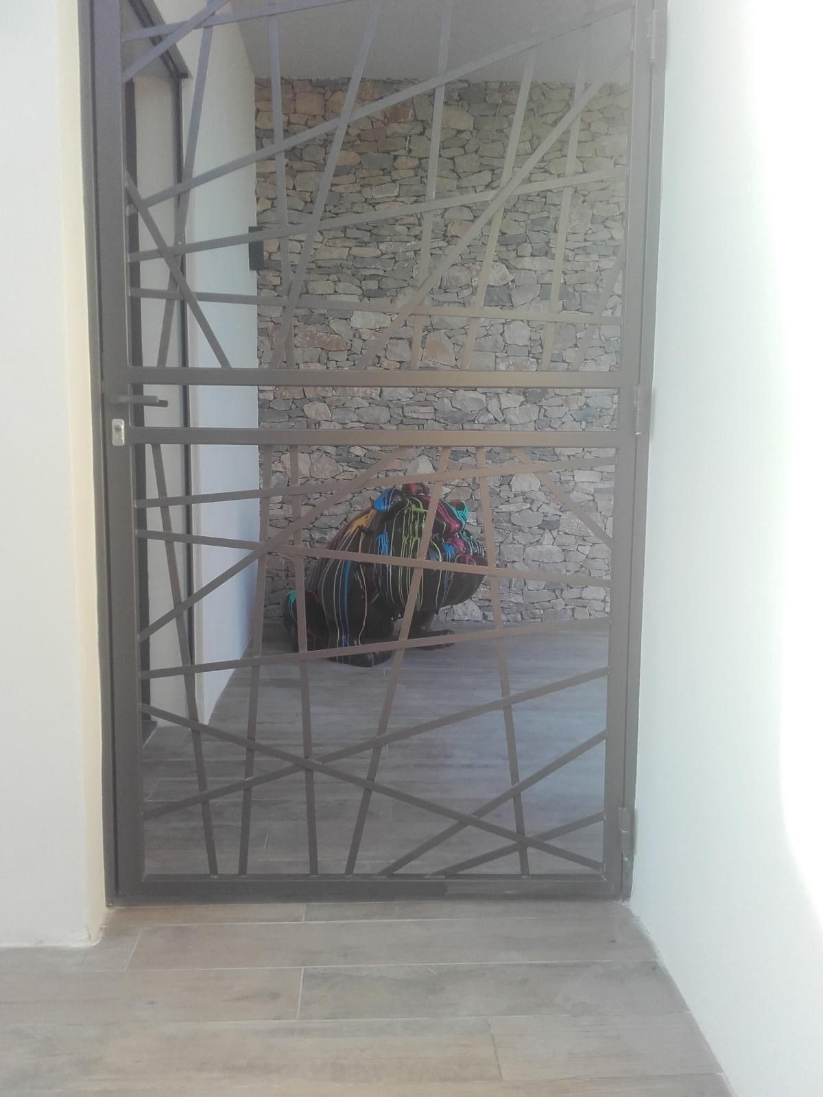 Porte en forme de grille