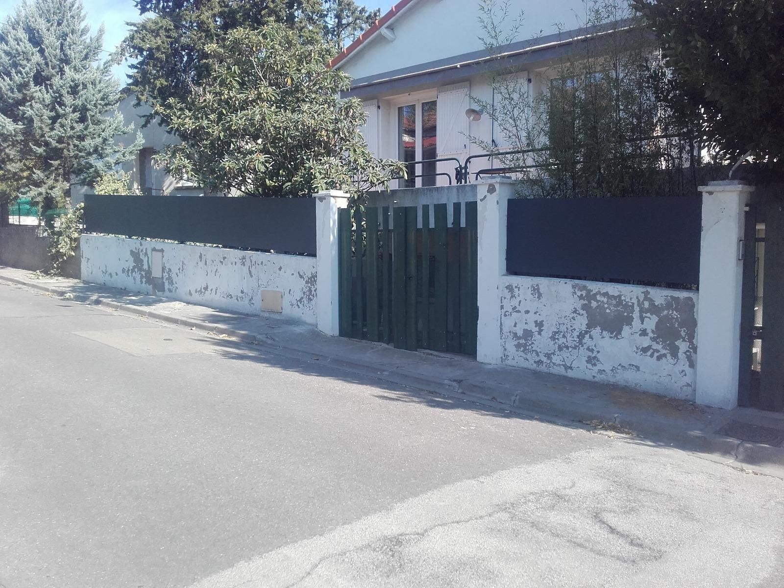 Clôture pleine sur un muret