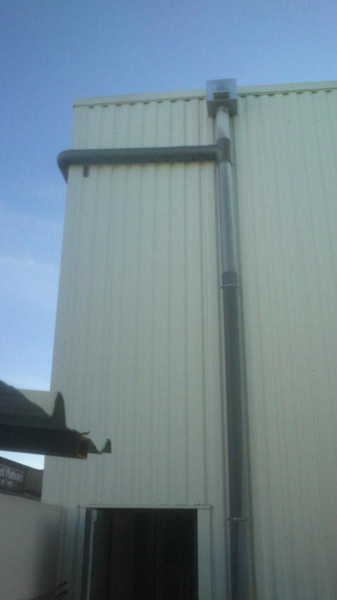 Descente de gouttière sur un bardage métallique