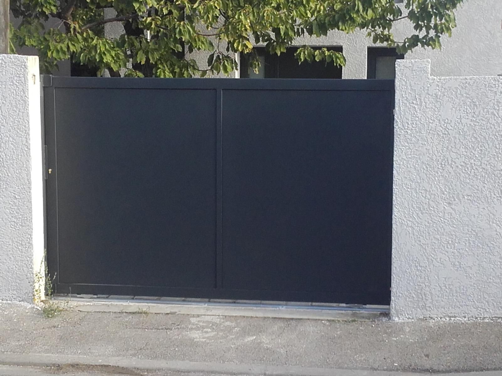 Portail en métal noir sur mesure