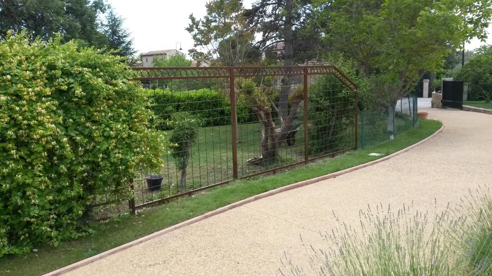 Clôture métallique dans un jardin