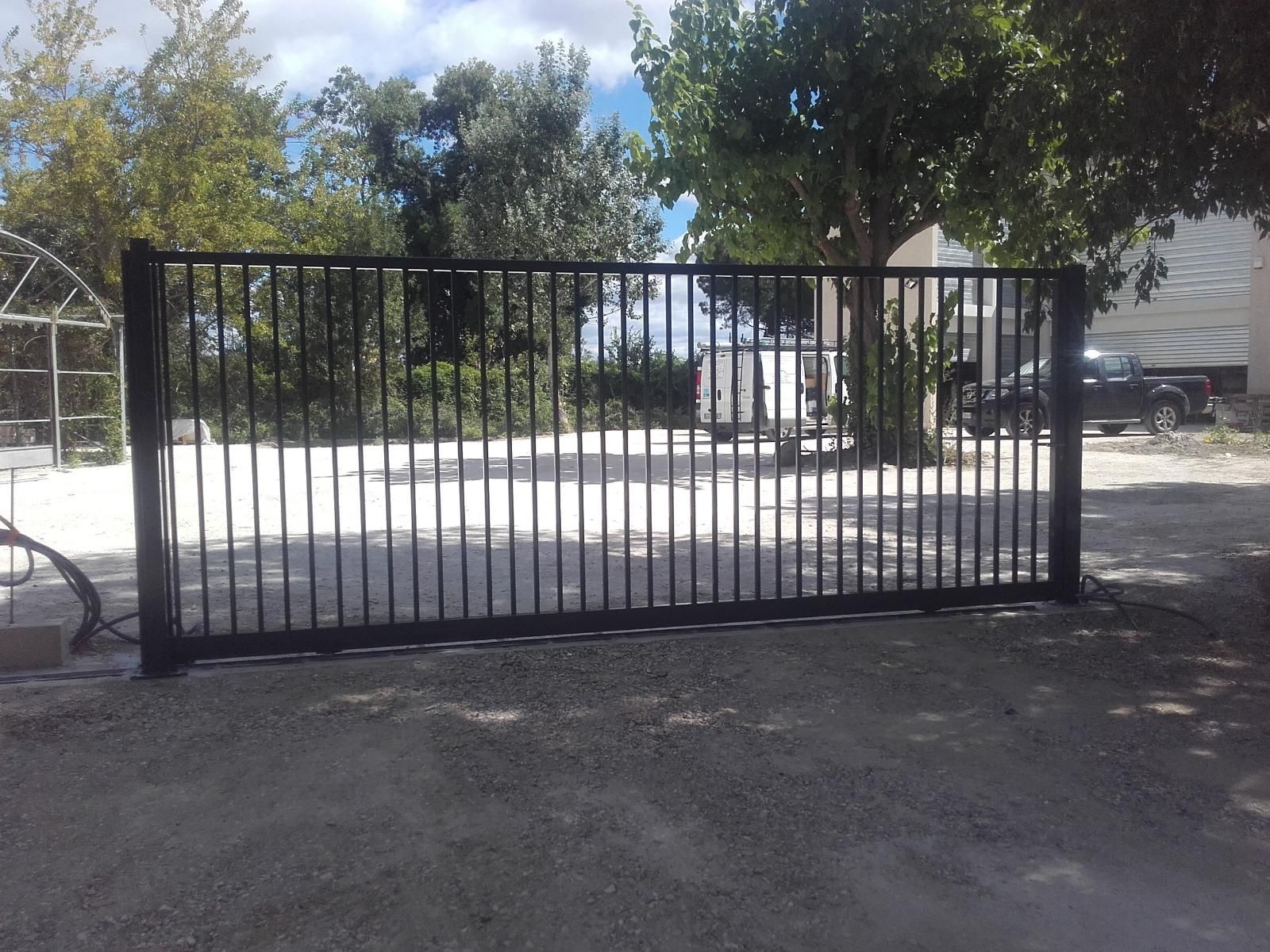 Large portail métallique coulissant