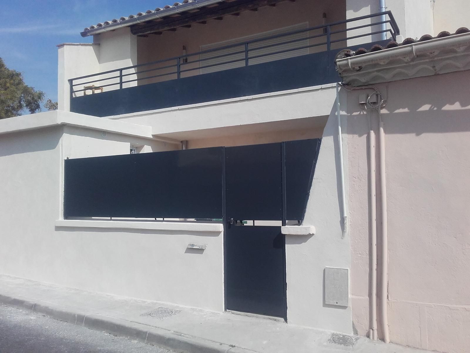 Rambarde en métal foncée posée sur un balcon