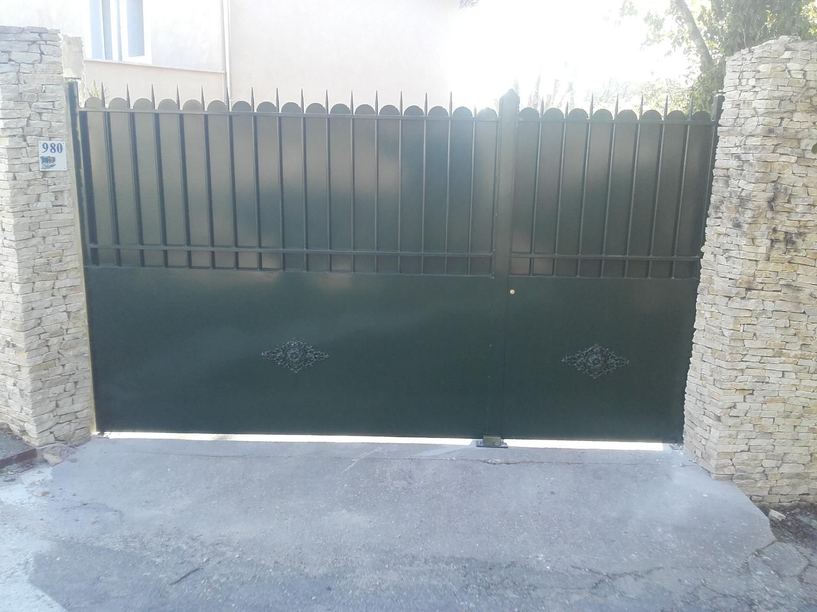 Portail en métal vert foncé