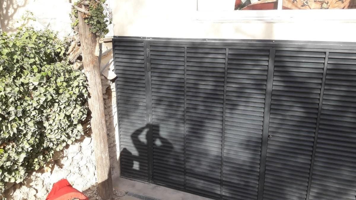 Brise vue en métal avec porte d'accès