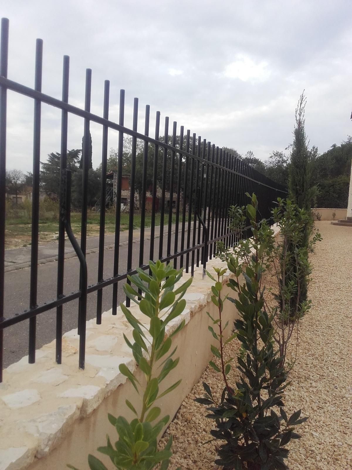 Clôture métallique noire