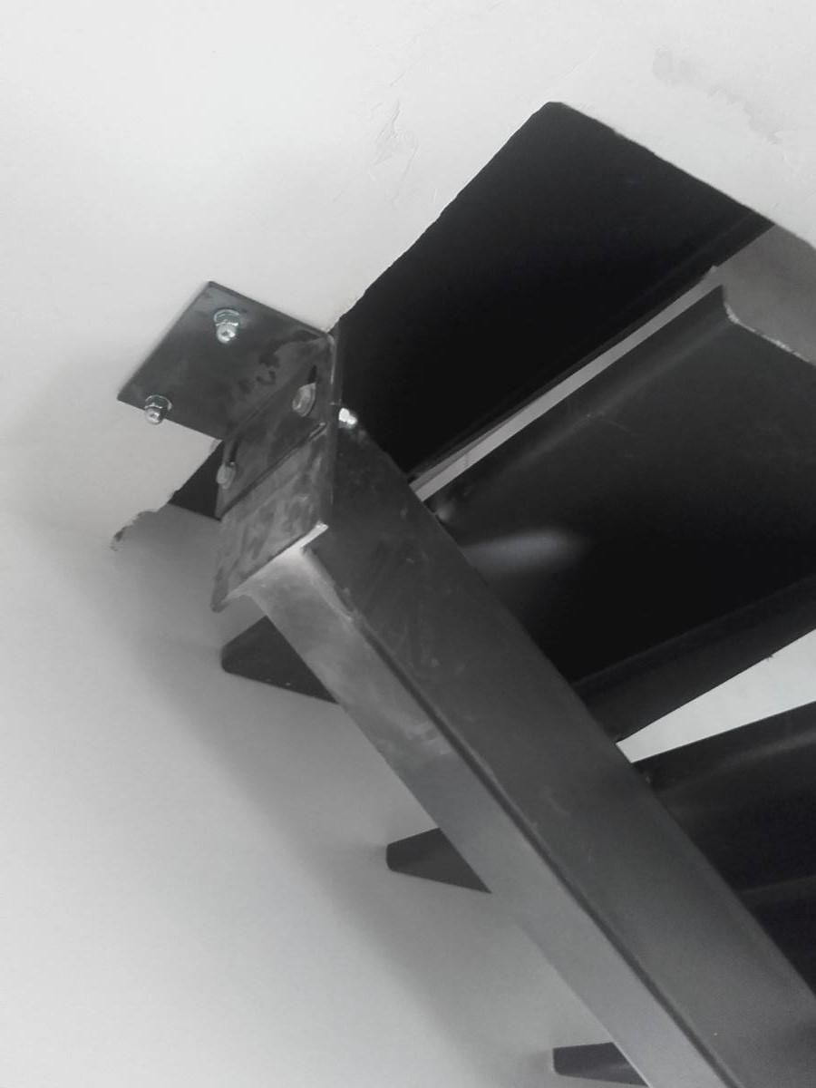 Zoom sur le système de fixation de l'escalier