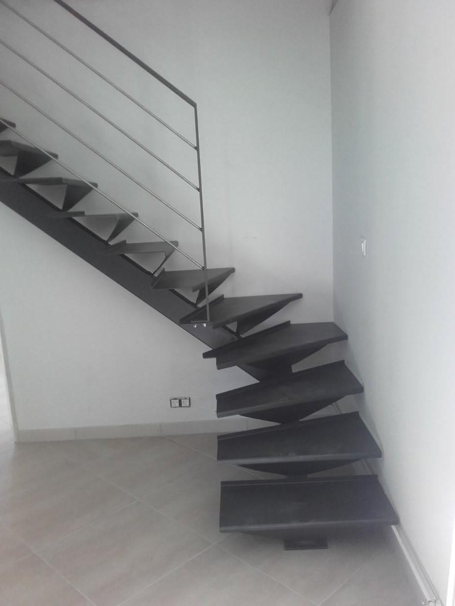 Vue du tournant de l'escalier depuis le bas