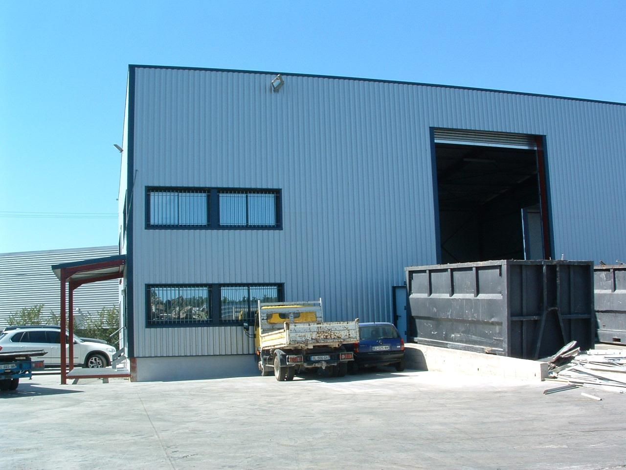 Arrière d'un bâtiment de recyclage