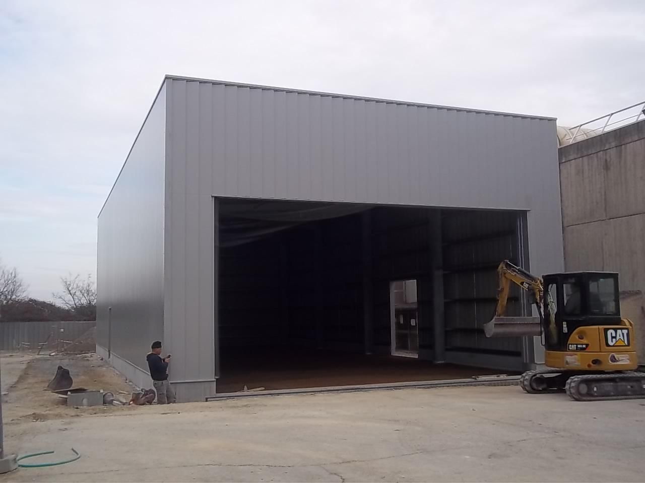 Ouverture dans un hangar pour la création de deux portes coulissantes