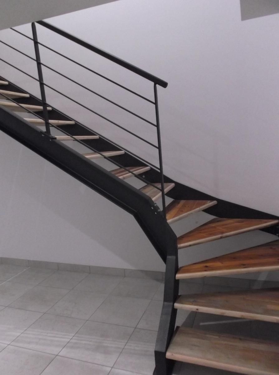 Escalier 1/4 tournant en métale noir et en bois