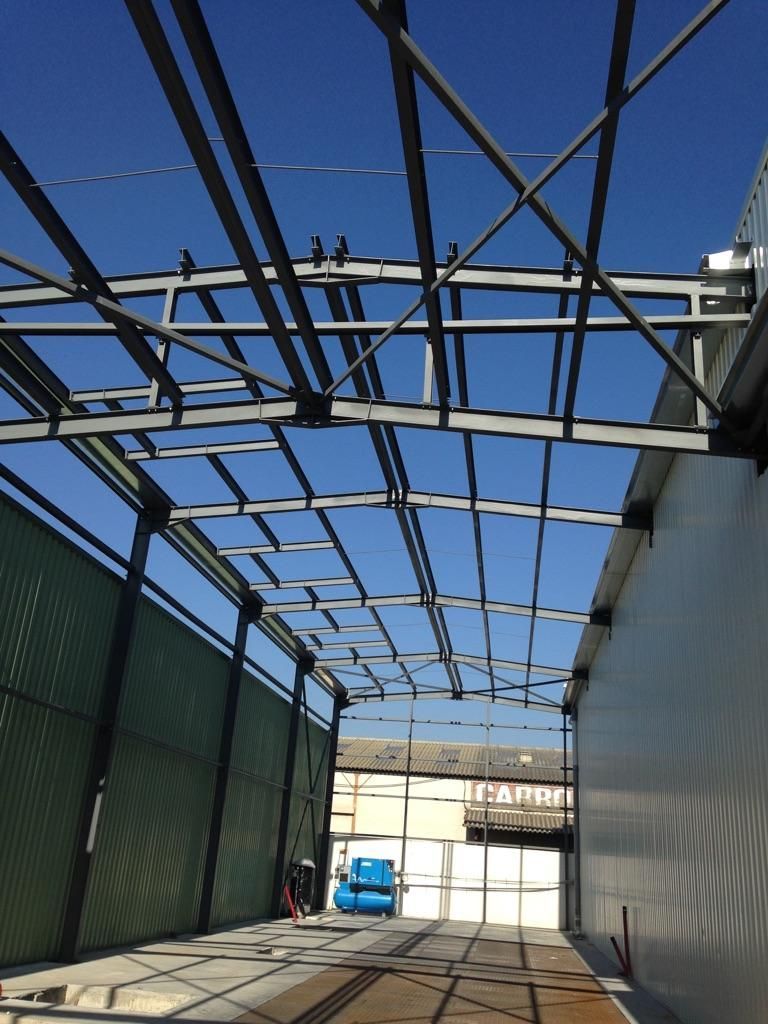 Structure et poutre en métal