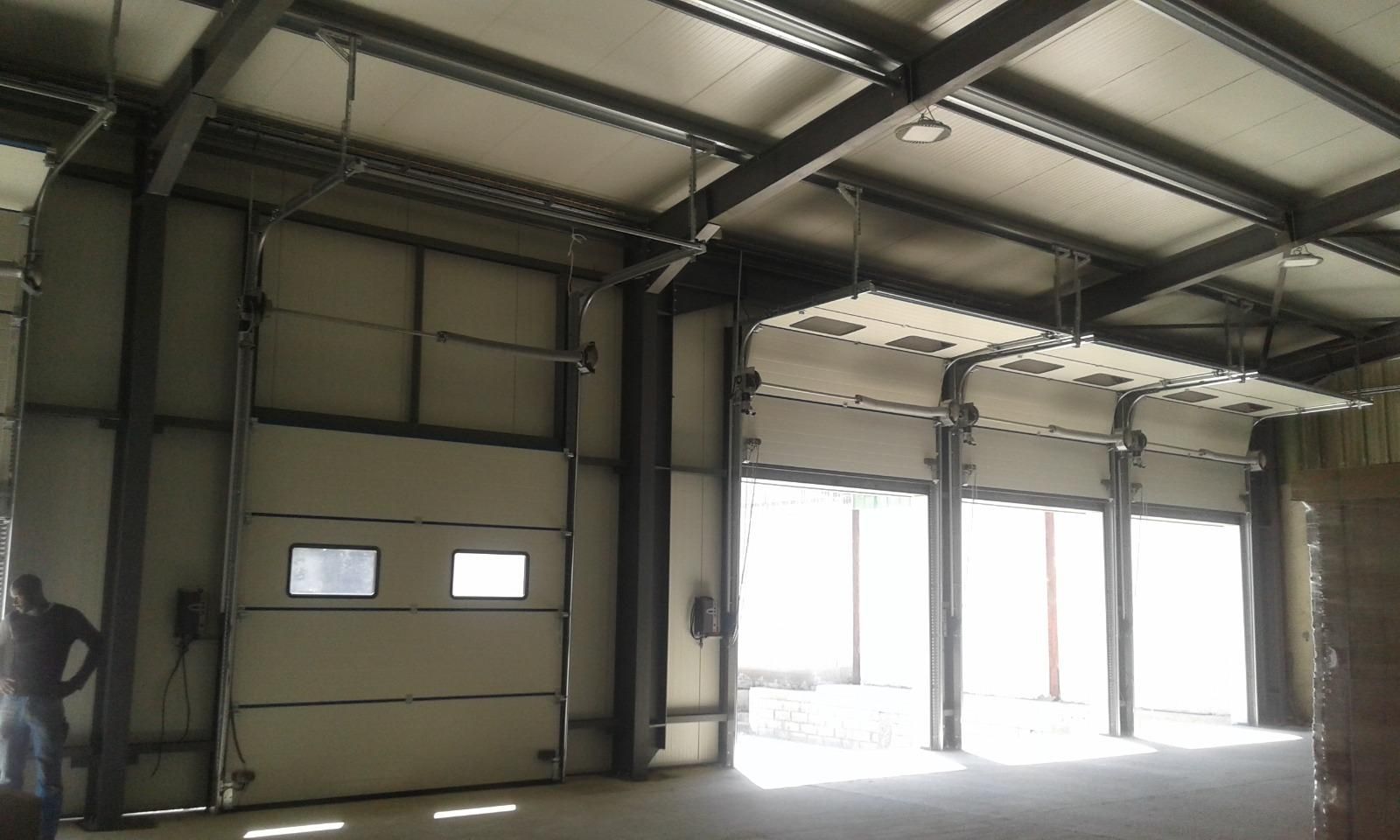 Grandes portes de hangar automatisées