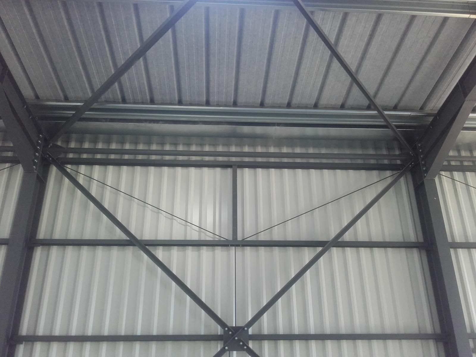 Vue intérieure d'un mur et de la charpente en métal