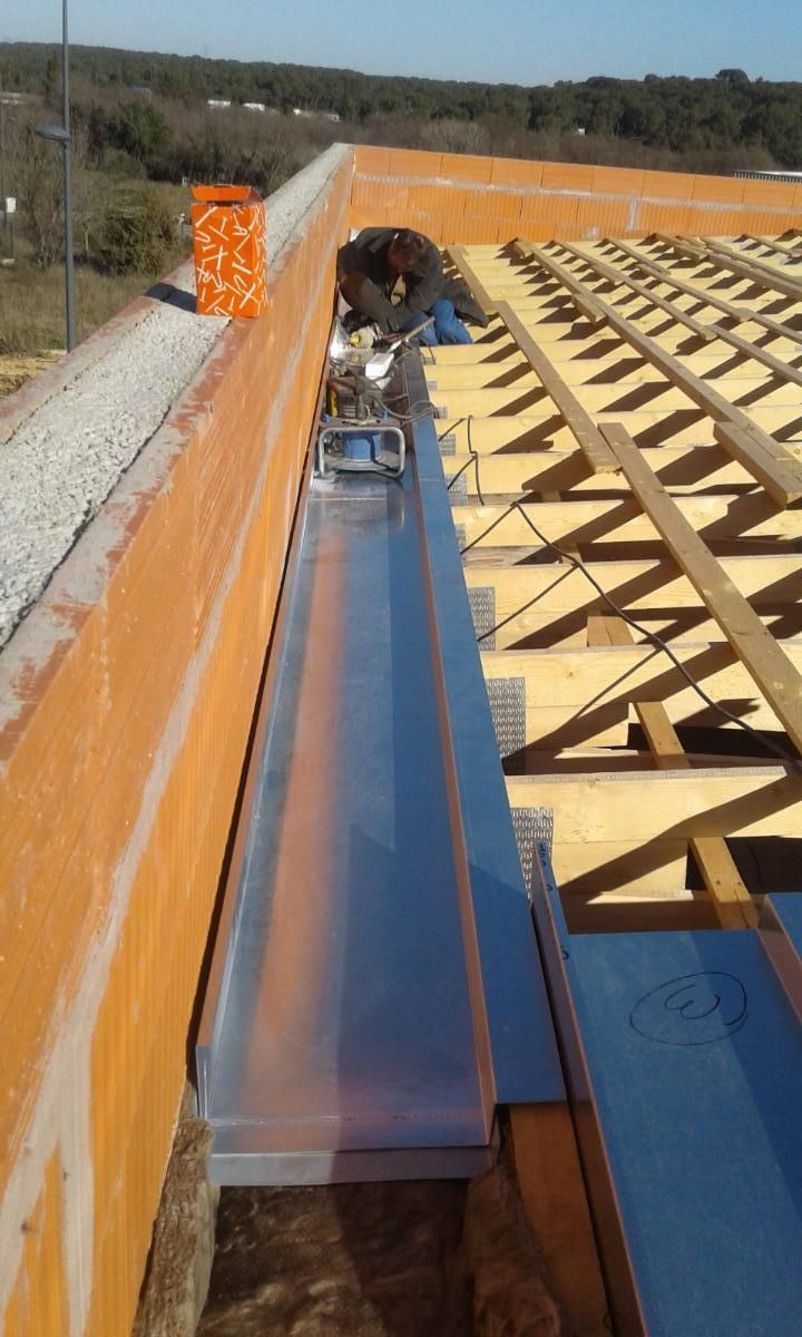 Homme travaillant sur un toit