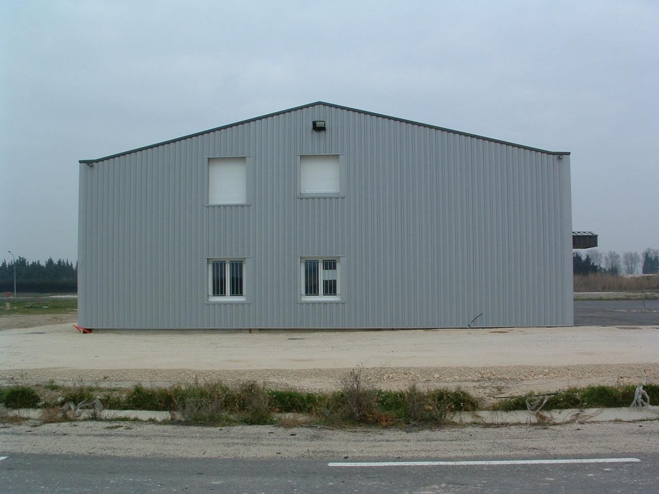 Bâtiment métallique gri à étage