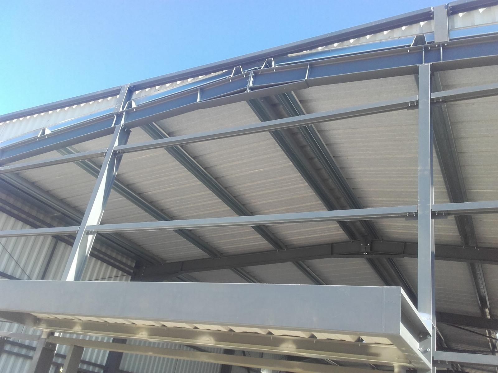 Cadre en métal avant pose d'un bardage