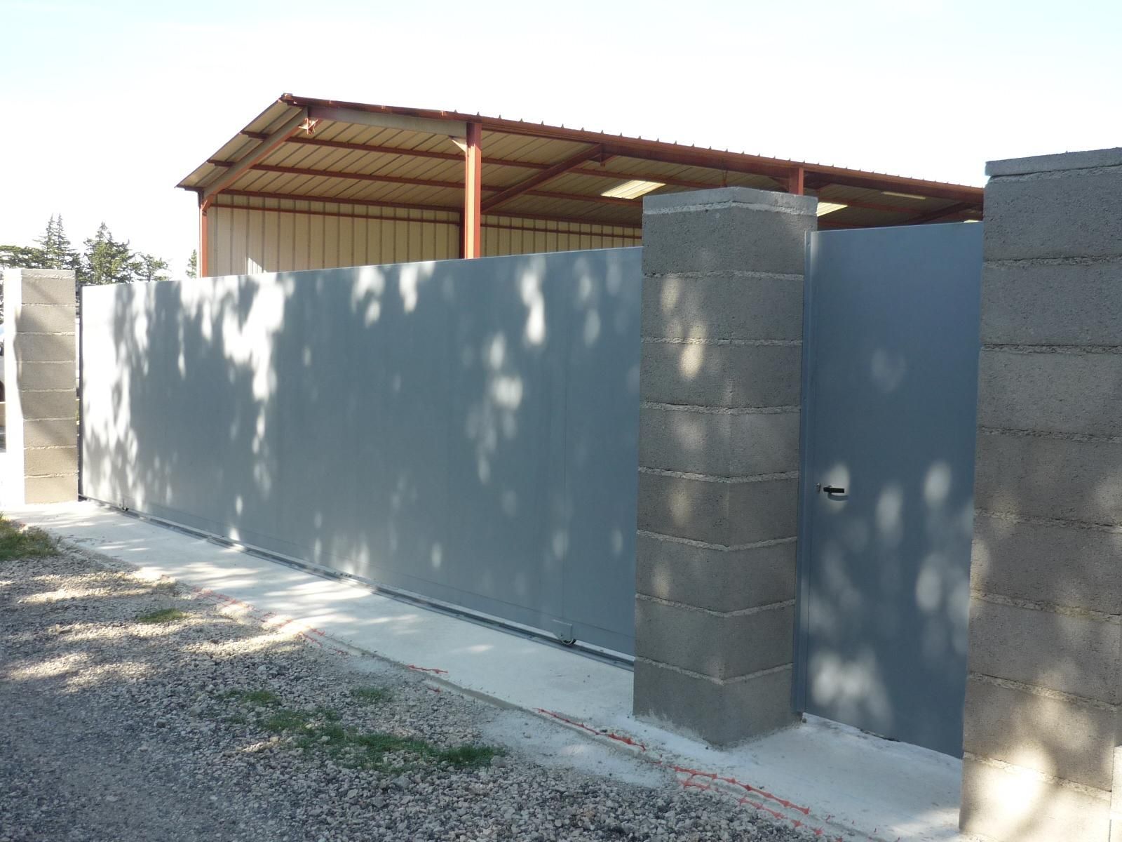 Vue extérieure d'un portail en métal coulissant