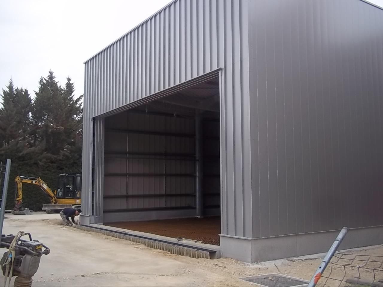 Ouverture dans un bâiment métallique