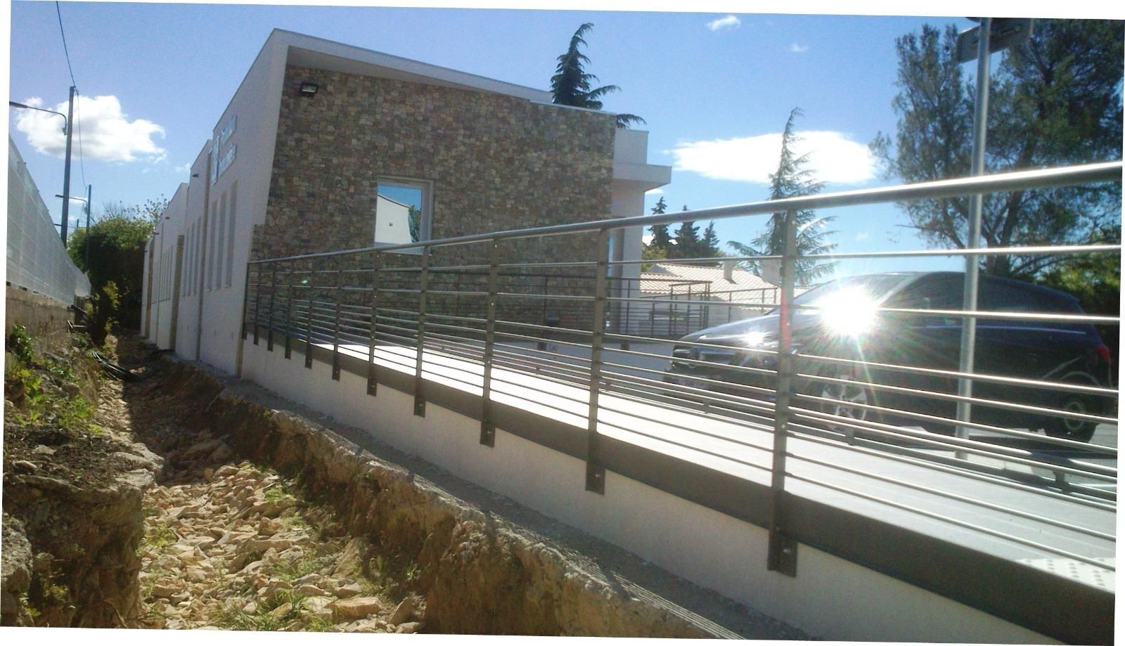 Rambarde en métal noir menant à un bâtiment