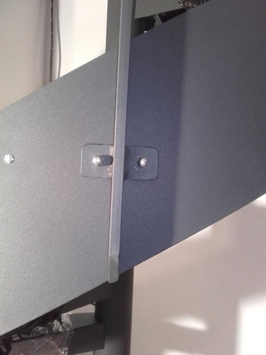 Zoom sur le système de fixation d'un escalier hélicoïdal