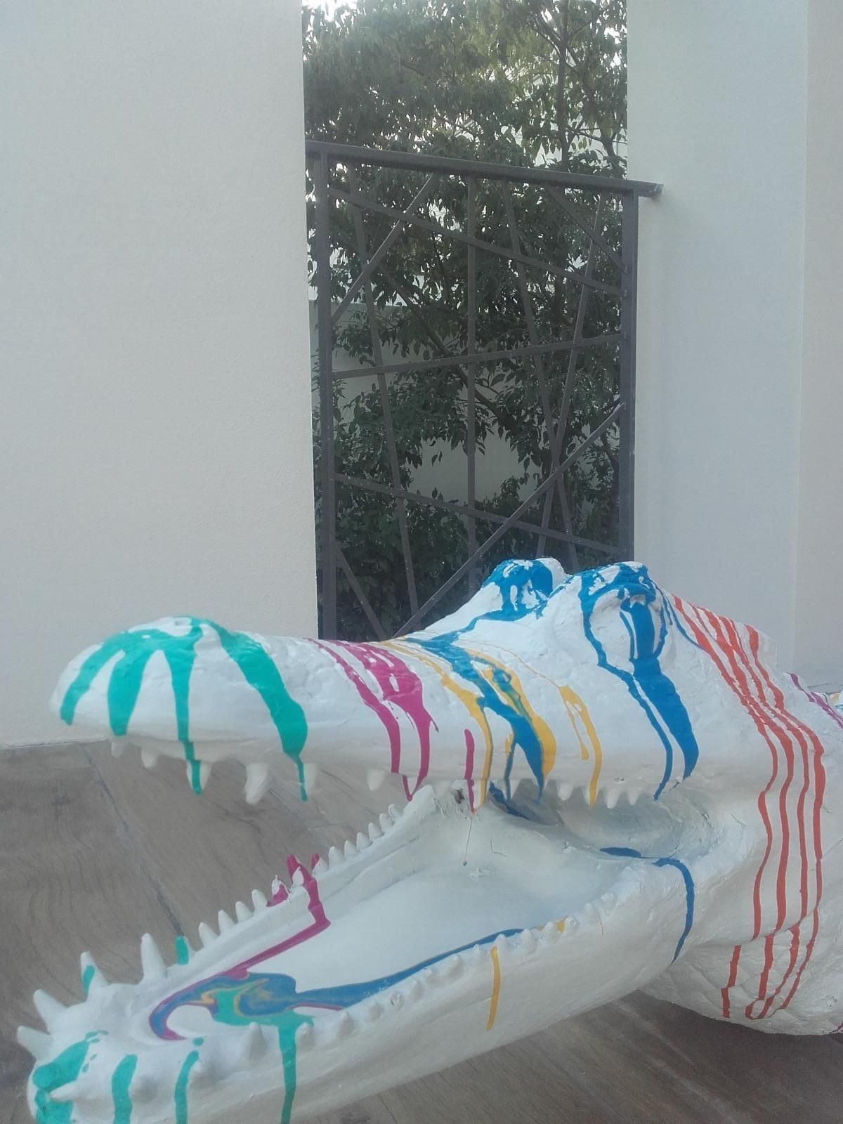 Sculpture d'un crocodile de plusieurs couleurs