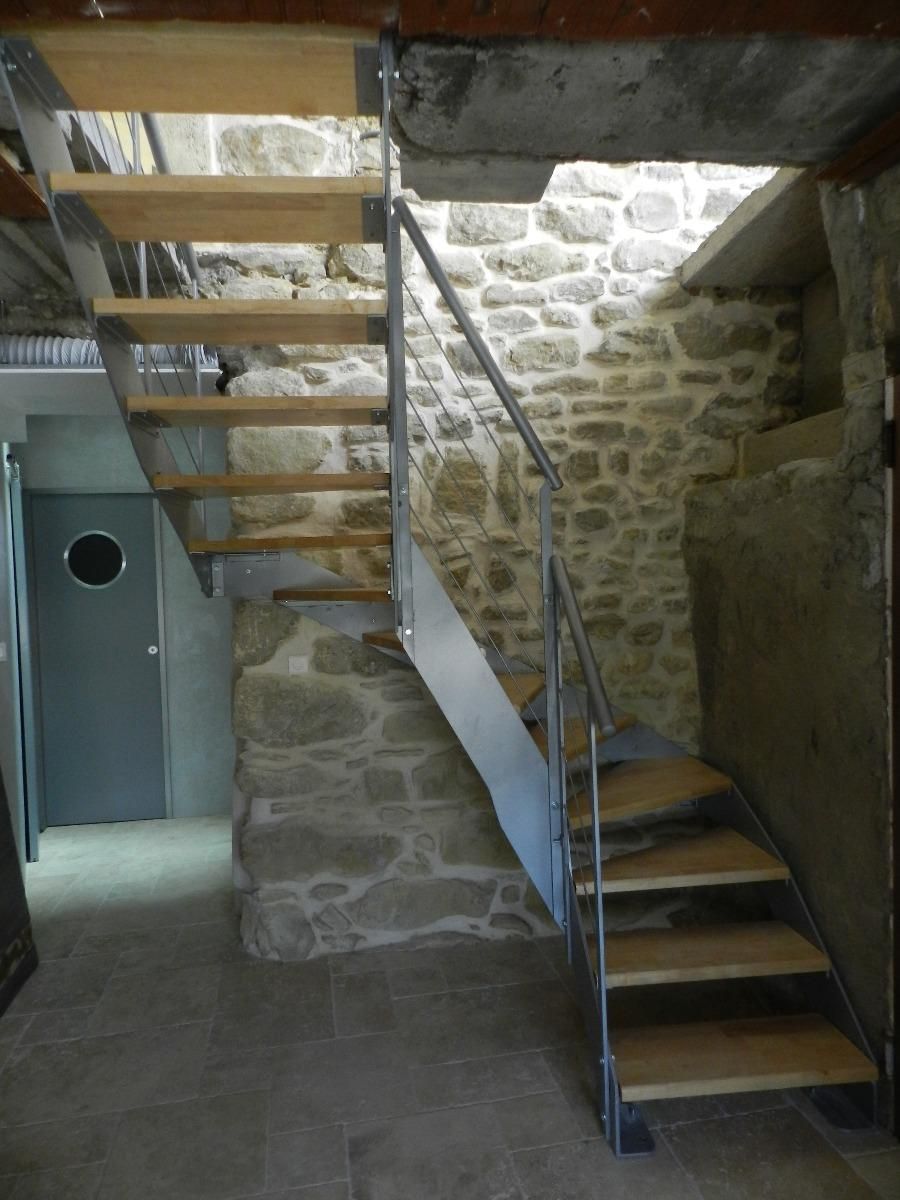 Escalier 2/4 tournant en métal gris clair