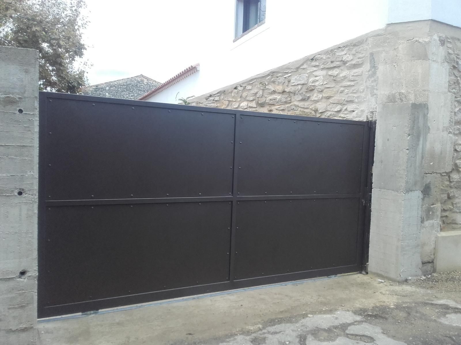 Portail en métal noir