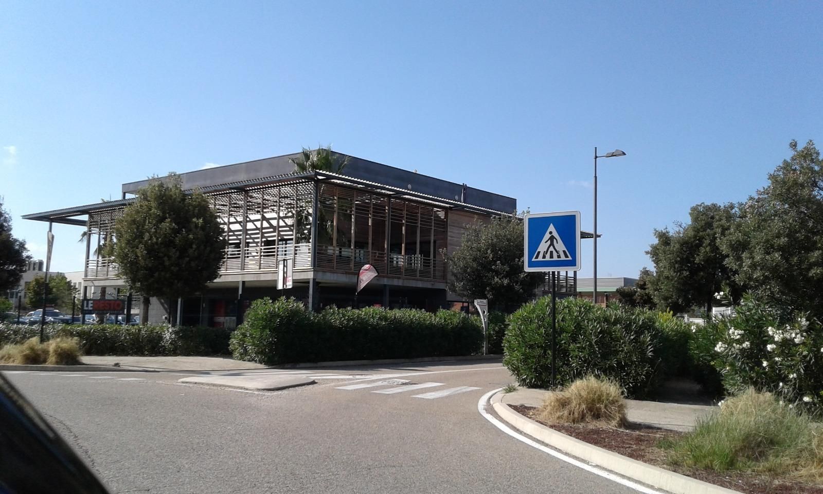 Bâtiment design et moderne en métal