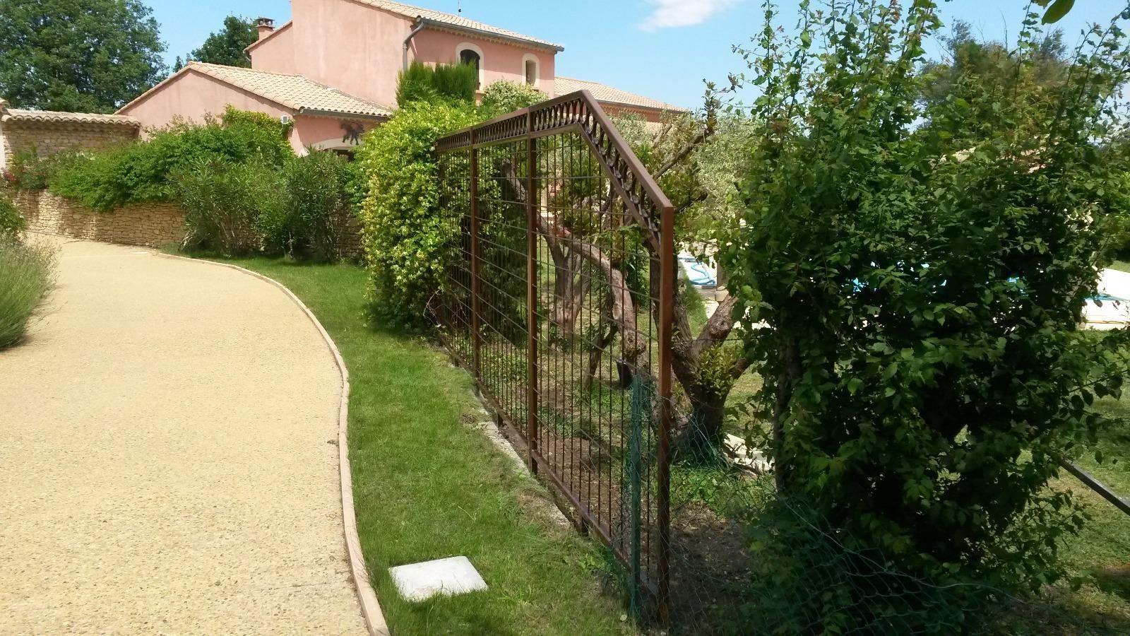 Clôture en métal marron dans un jardin