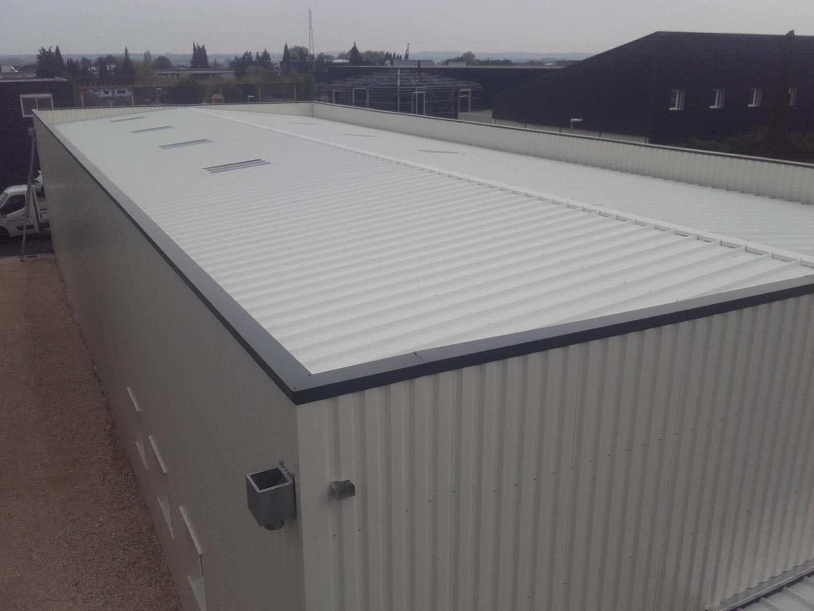 Vue aérienne du toit d'un bâtiment métallique