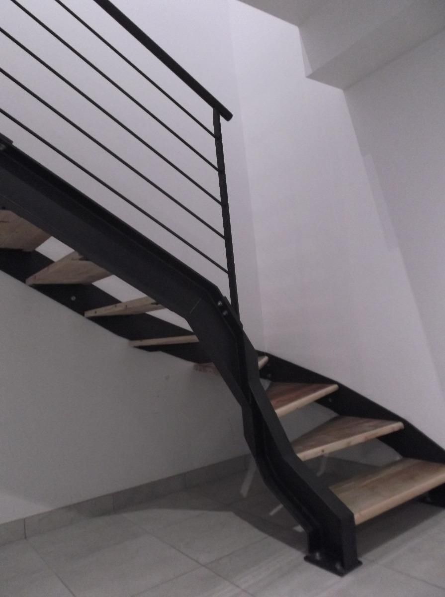 Zoom sur le tournant d'un escalier en métal