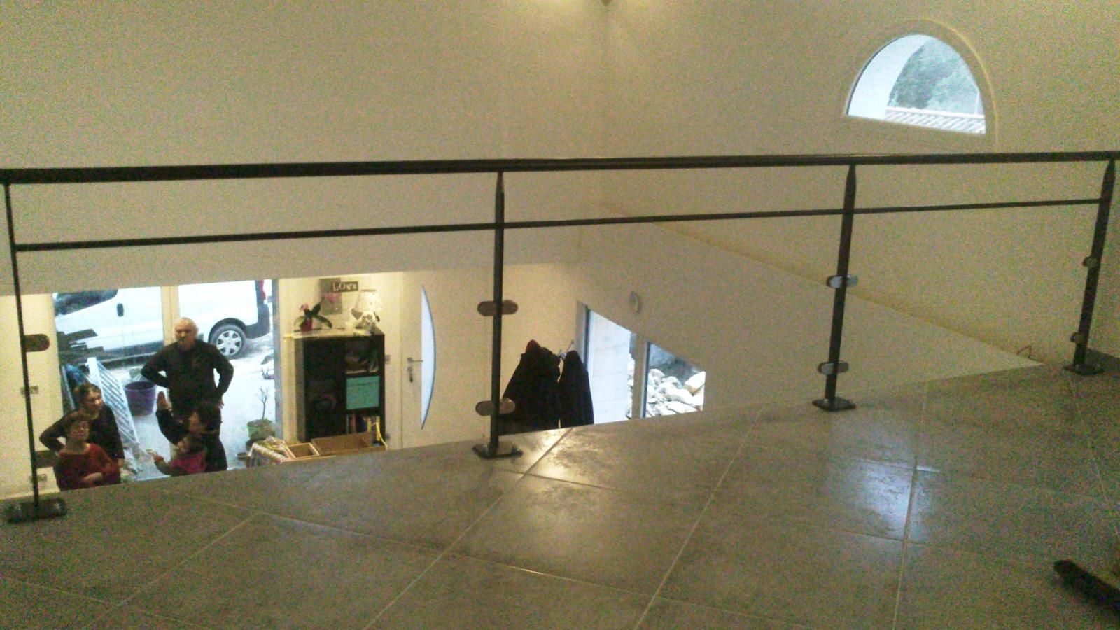 Garde-corps en métal et en verre sur une mezzanine