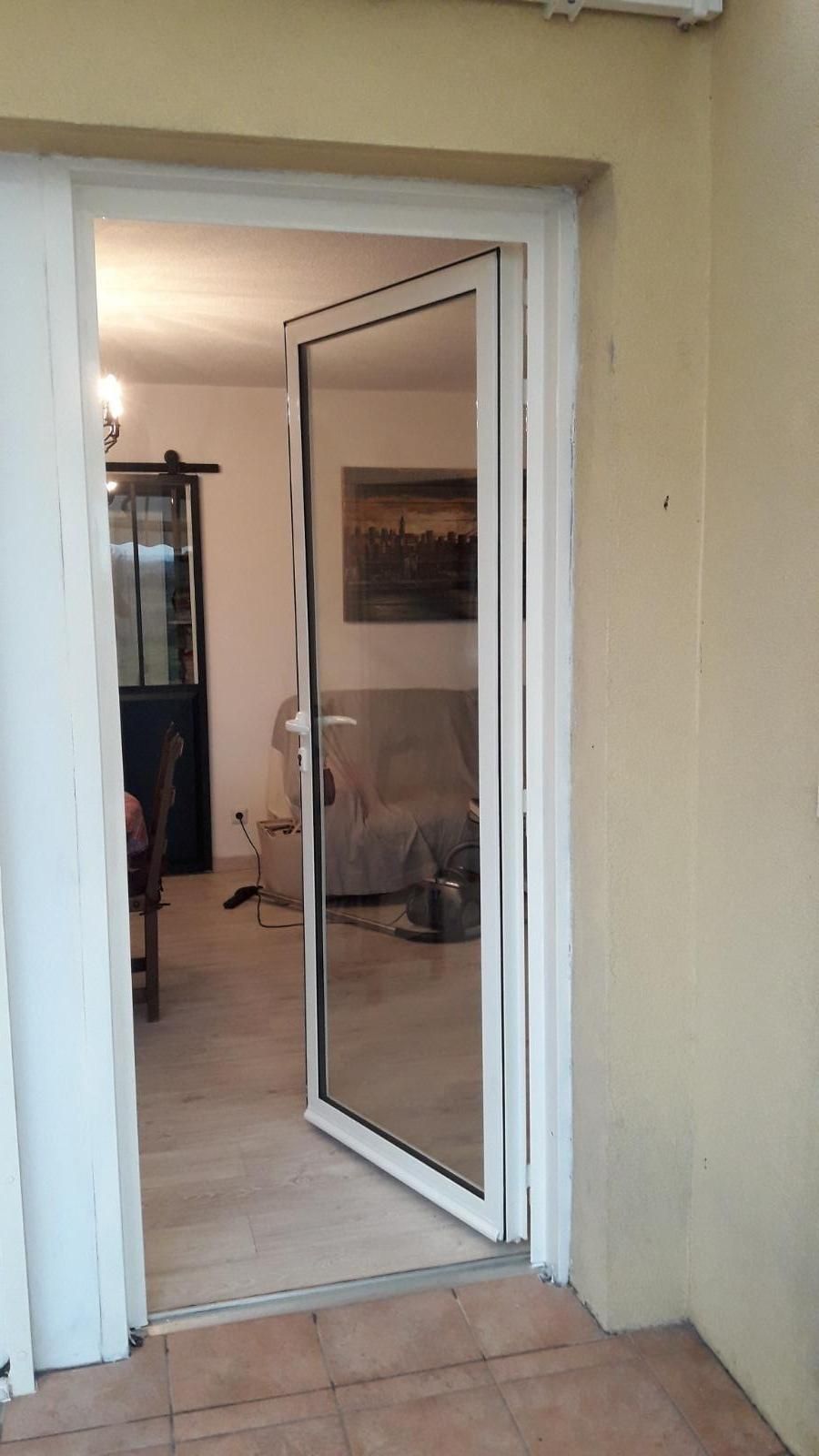 Porte d'accès vitrée