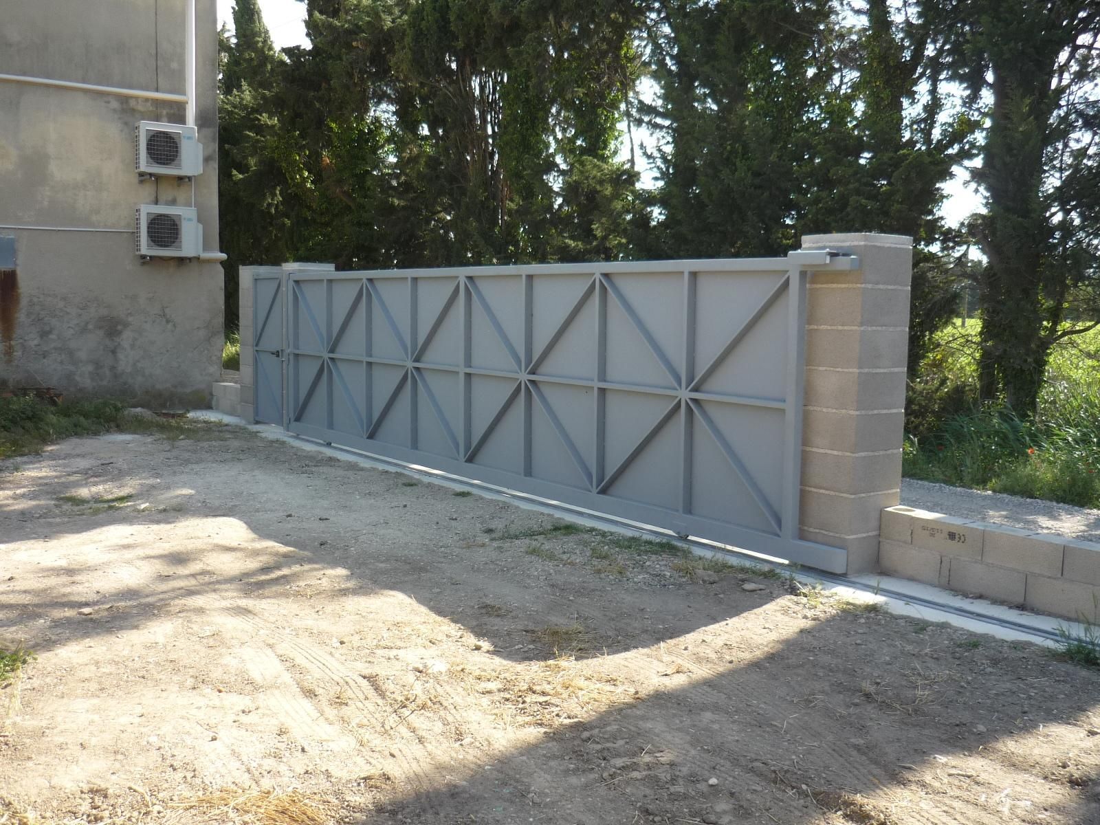 Vue intérieur d'un portail en métal coulissant