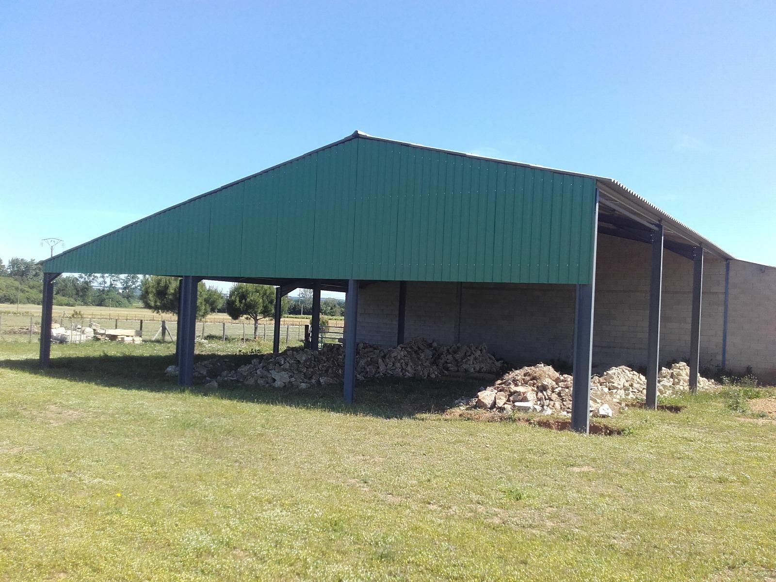 Arrière d'une structure agricole verte