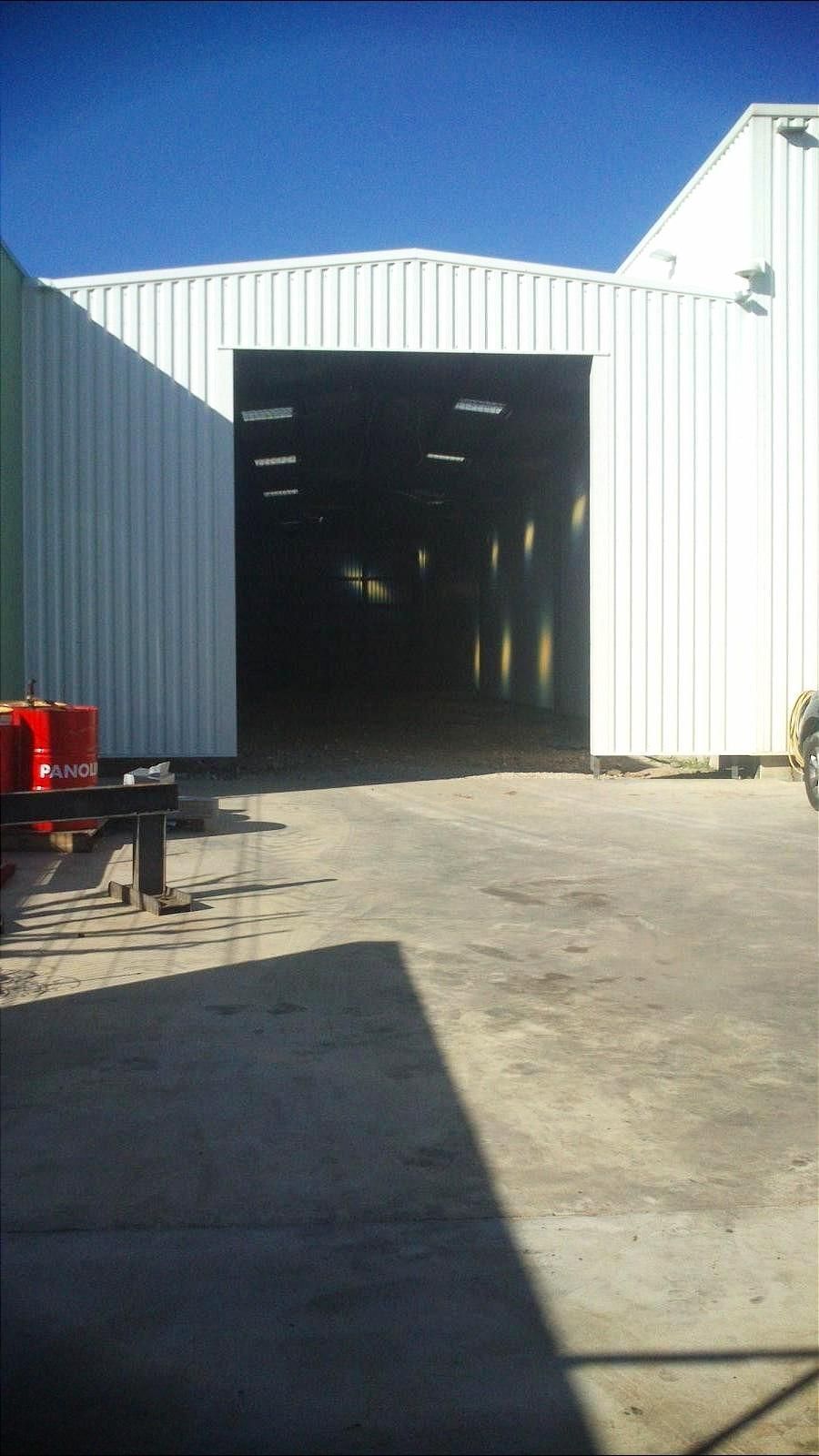 Entrée d'un entrepôt métallique