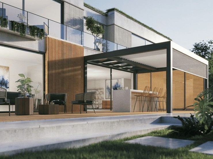 Patio moderno con pérgola, detalles de madera y asientos al aire libre cerca de un edificio.