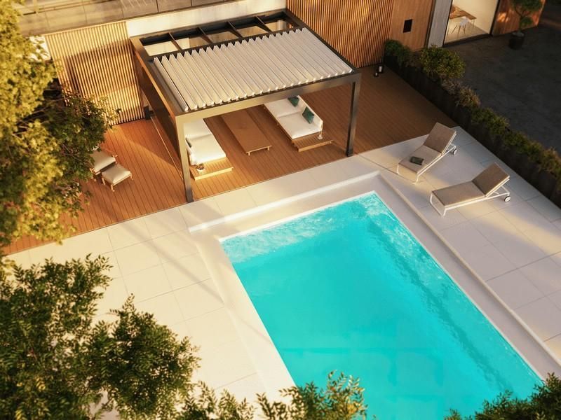 Escena junto a la piscina con piscina, terraza, pérgola y tumbonas.