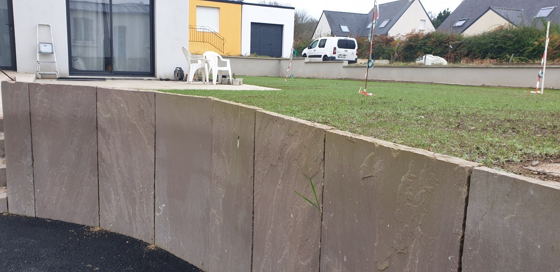 Palissade en grès près du jardin