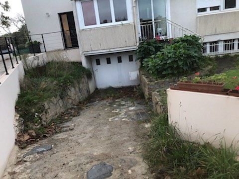 Avant descente de garage en enrobé