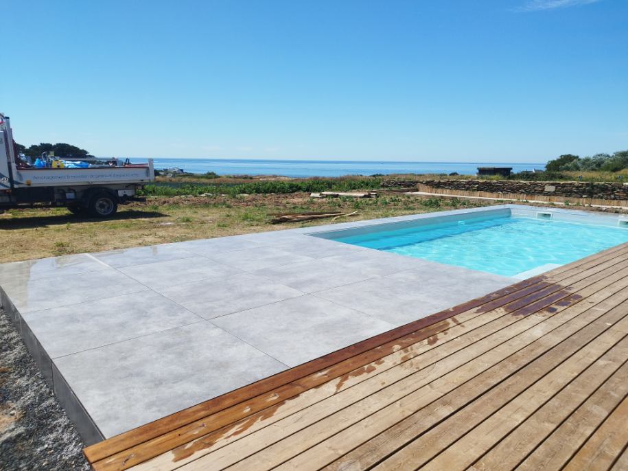 Carrelage autour de la piscine
