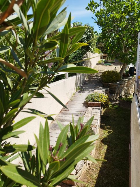 Avant pavage d'une allée de jardin