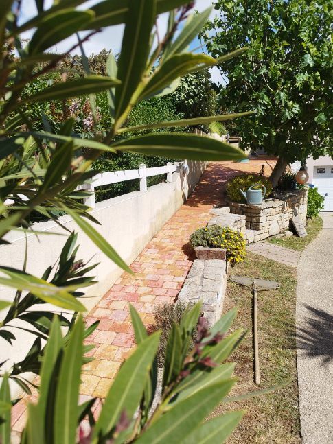 Pendant pavage d'une allée de jardin