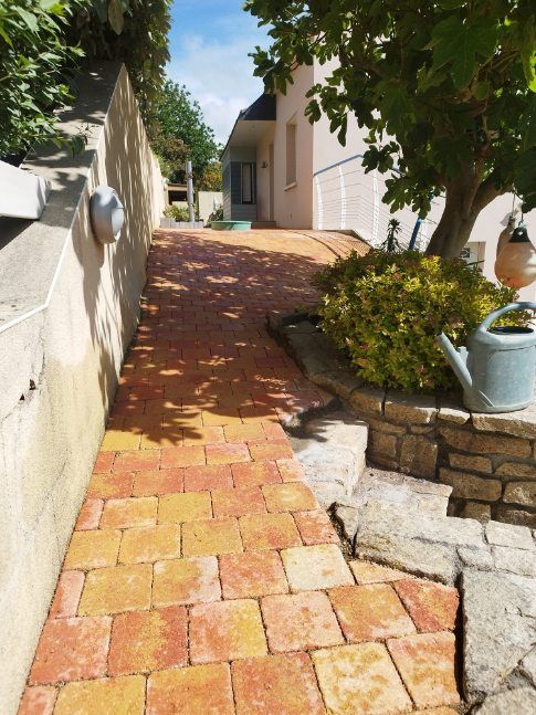 Après pavage d'une allée de jardin