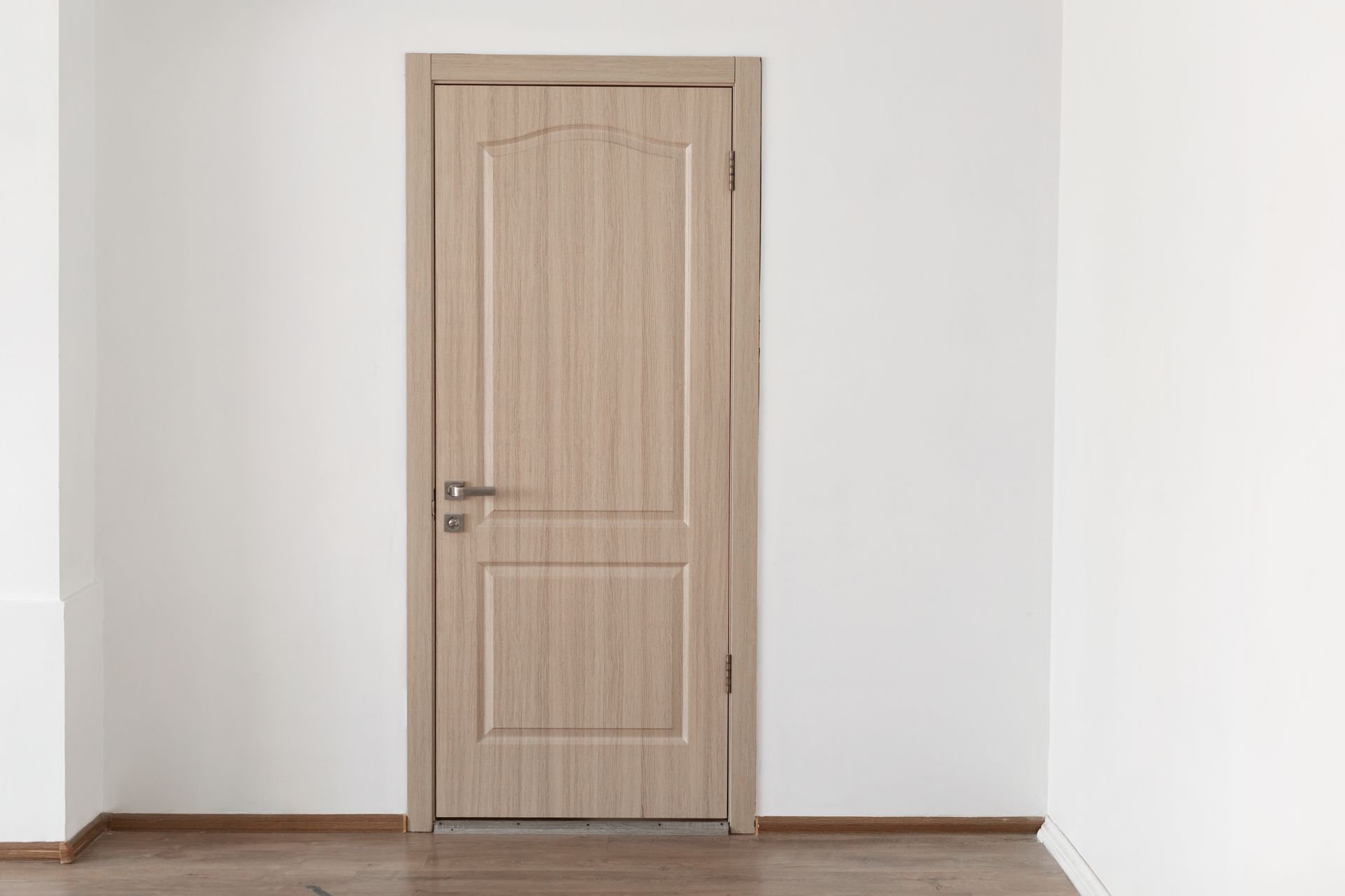 Une porte de chambre en bois