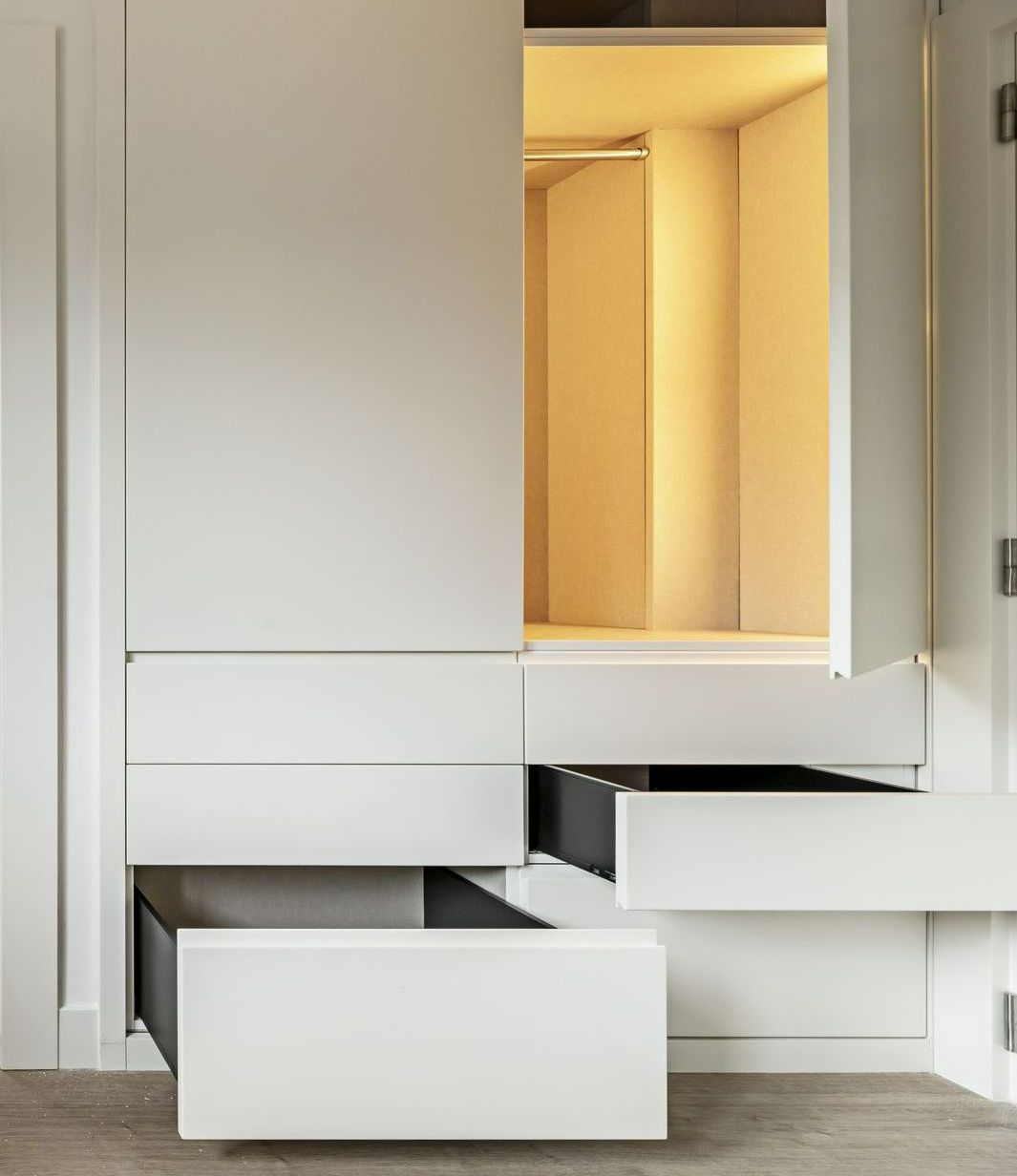 Un escalier intérieur en bois