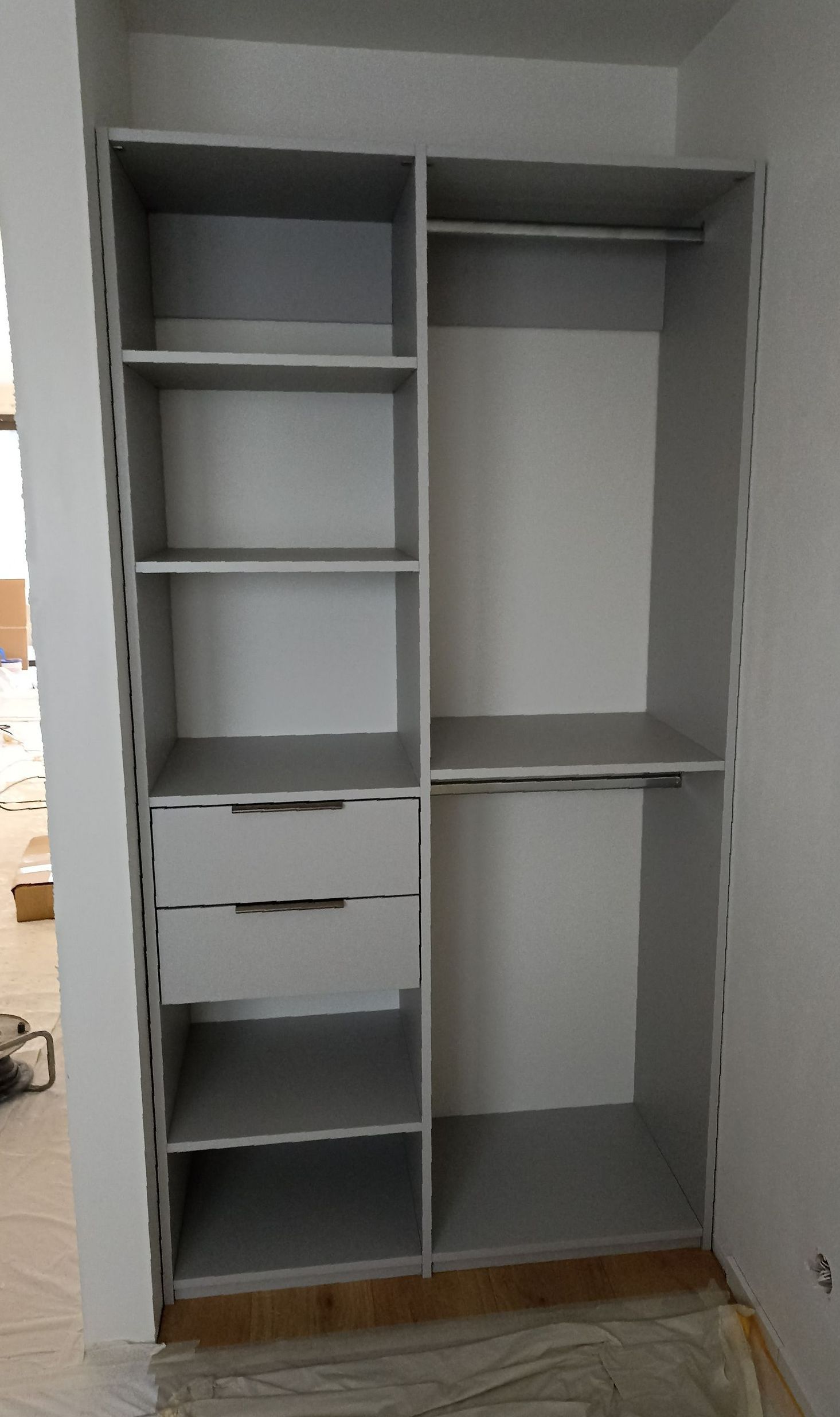 Placard encastré avec des étagères