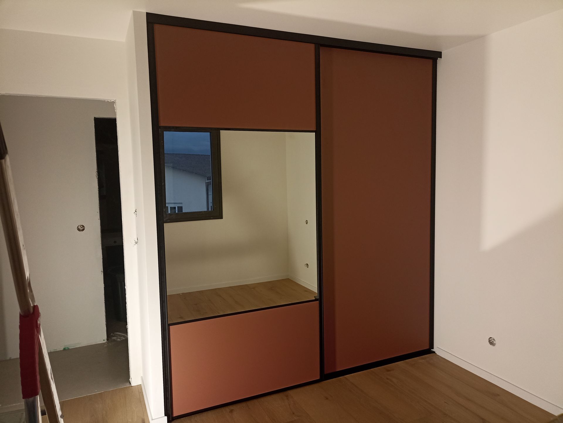 Un placard intégré rouge